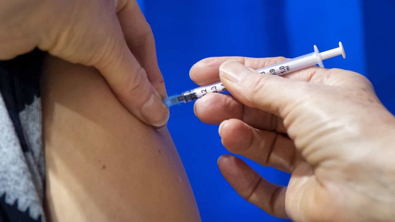 No Brasil, 75,03% da população já foi vacinada com duas doses ou uma única aplicação.