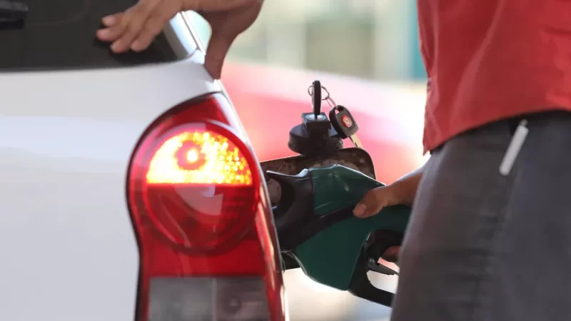 Em quatro semanas, preço da gasolina cai R$ 1,30 no RN