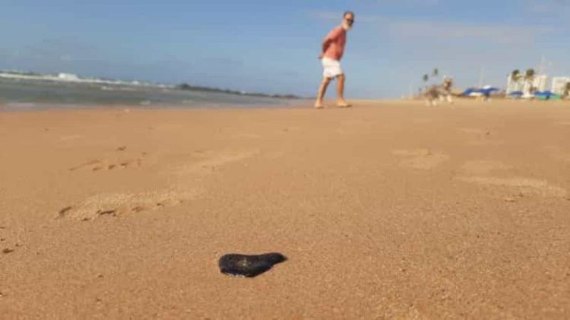 Após atingir Pernambuco, bolotas de óleo chegam a praias da Paraíba