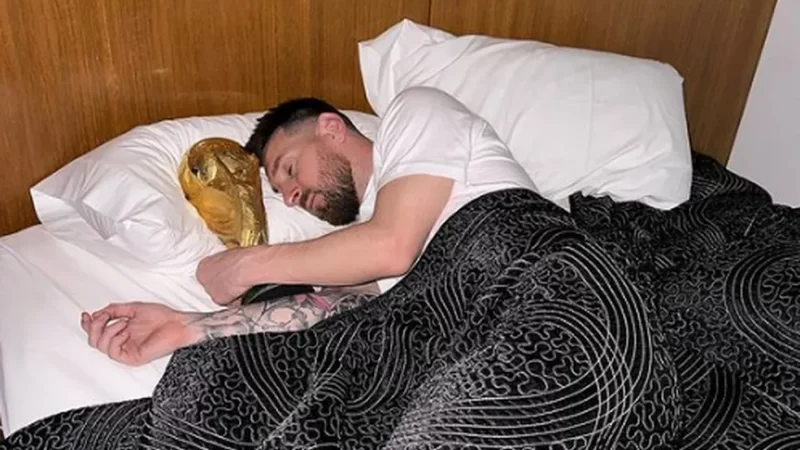 Após chegada à Argentina, Messi registra descanso ao lado da taça da Copa do Mundo na cama