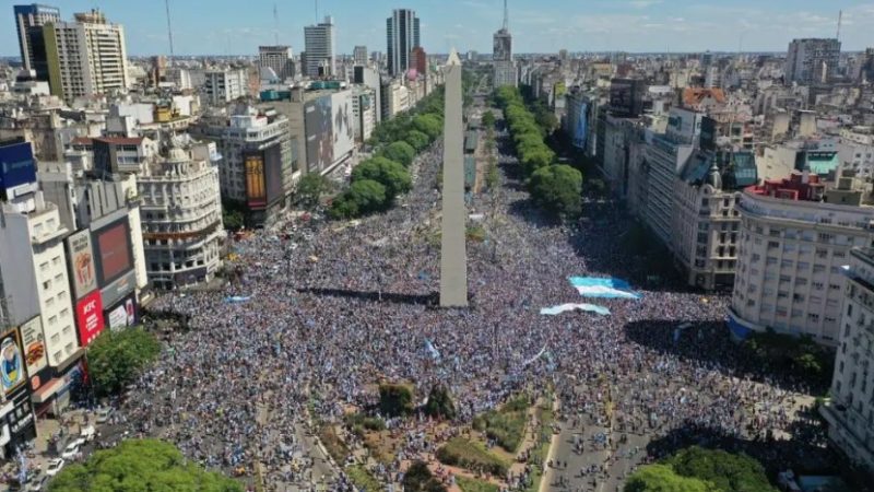 Torcedores tomam as ruas da Argentina após conquista do tri da Copa do Mundo