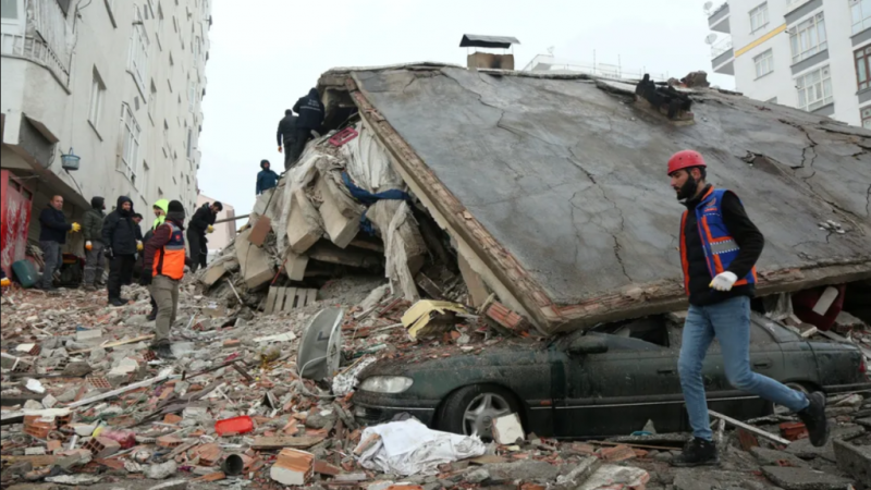 Madrugada de frio e quantidade de prédios destruídos dificultam resgate na Turquia e na Síria