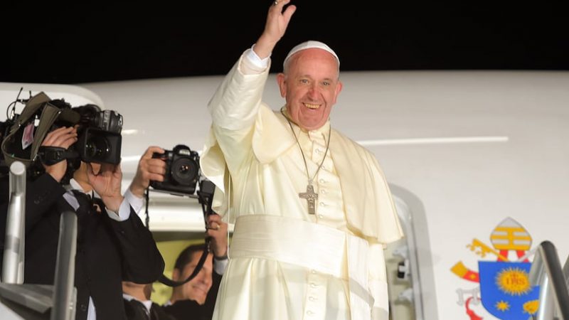 Papa Francisco admite rever celibato de sacerdotes
