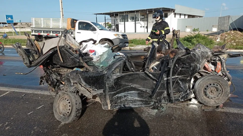 Carro fica destruído após colisão e motorista é socorrida com ferimentos na BR-304 em Mossoró