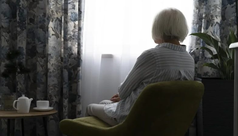 Um terço dos idosos brasileiros relatam sintomas depressivos e 16% sentem solidão, diz estudo