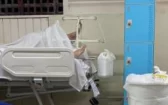 Paciente tem perna suspensa com uso de tambor com água no hospital Walfredo Gurgel