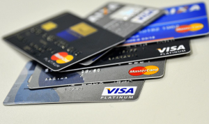 Queda da taxa Selic reduz juros de financiamentos, cheque especial e cartão de crédito