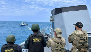 PF e Marinha fazem apreensão recorde de 3,6 toneladas de cocaína no mar brasileiro