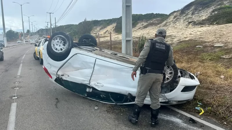 Motorista perde controle e carro capota na Via Costeira em Natal
